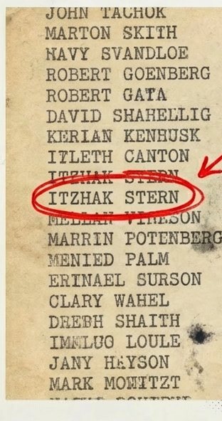 Lista mecanografiada con un nombre marcado en rojo